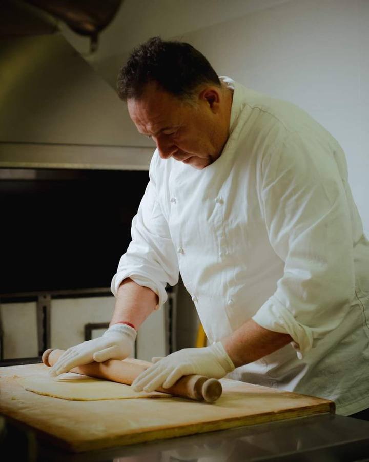 Chef Mauro che tira la sfoglia a mano ogni mattina — Trattoria La Romagnola